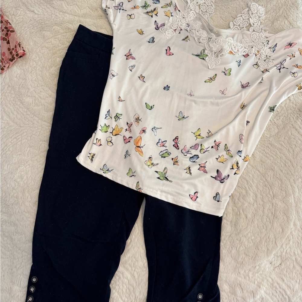 Women's White Butterfly Print Short Sleeve Top AND NAVY CAPRIS!!